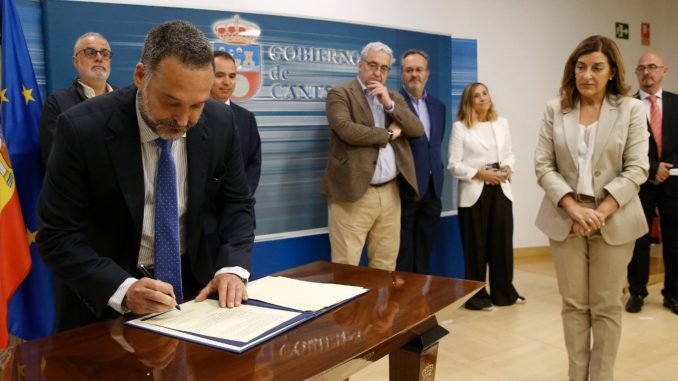Momento de la firma de Óscar Pascual, secretario general del Sindicato Médico de Cantabria.
